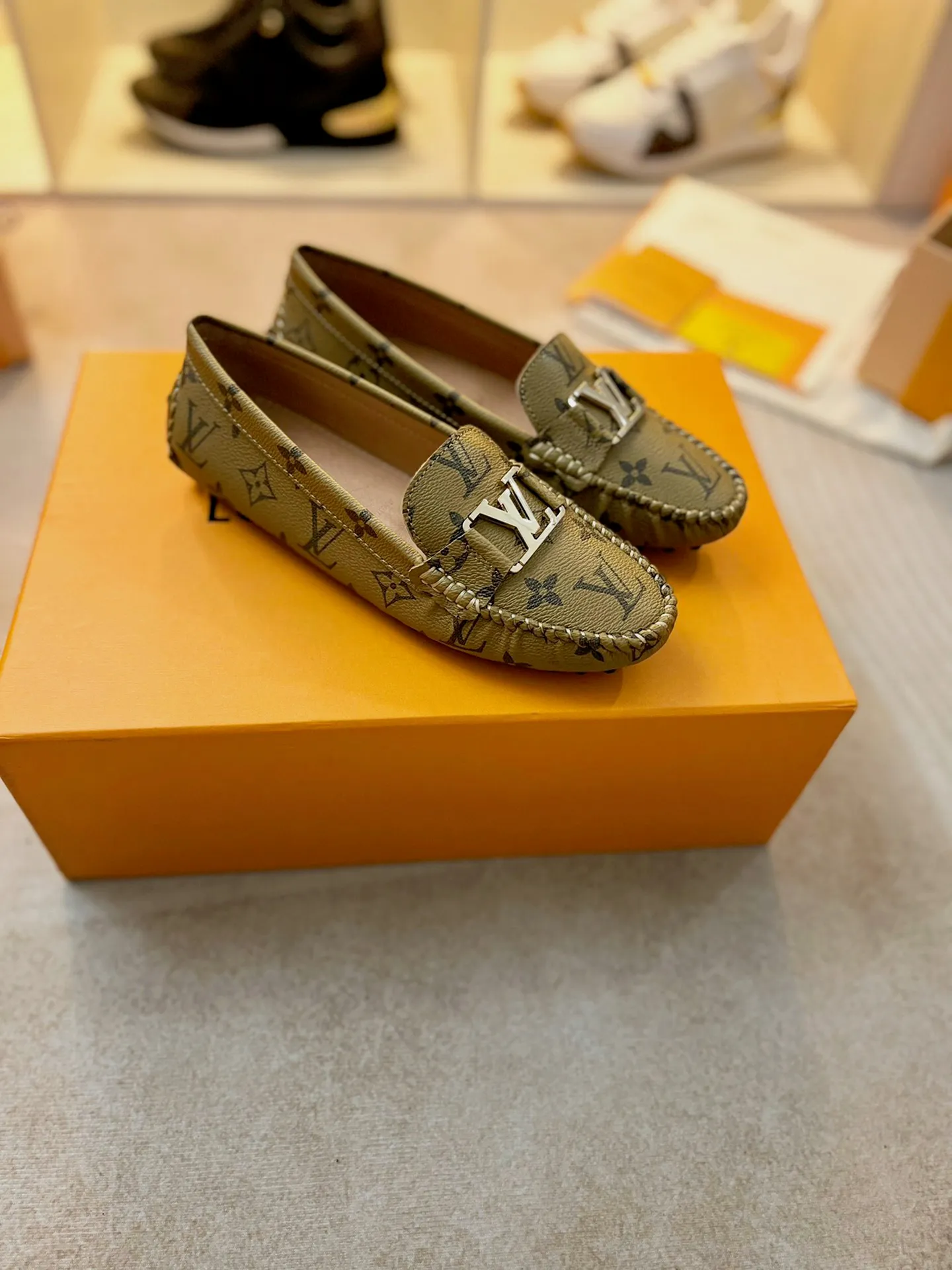 p460💰Couple model❤️🇫🇷 𝙇𝙤𝙪𝙞𝙨 𝙑𝙪𝙞𝙩𝙩𝙤𝙣 🇫🇷Louis Vuitton 2023 Classic𝓛𝓿 𝓣𝓻𝓪𝓲𝓷𝓮𝓻 Sports Series ➪➪➪¯ [Arizona Doudou Shoes Series] ▪️▪️▪️Arizona slip-on shoes are made of Monogram Eclipse canvas. Its hand-painted and dyed edges and hand-sewn uppers fully demonstrate Louis Vuitton's traditional shoemaking craftsmanship. This slip-on shoe is very lightweight. The integrated tongue and upper make it particularly comfortable and flexible. The soft outsole is equipped with rubber padding. Decorated with matching sash. Detailed features: ☑️Monogram Eclipse canvas ☑️Black Eclipse pattern ☑️Hand-painted shoe edges ☑️Hand-sewn uppers (each pair takes time to process) ☑️Integrated tongue and upper construction ☑️Outsole equipped with rubber lining ☑️size: 35_46